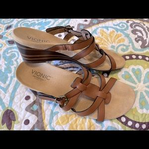 Vionic tan leather size 8 wedge